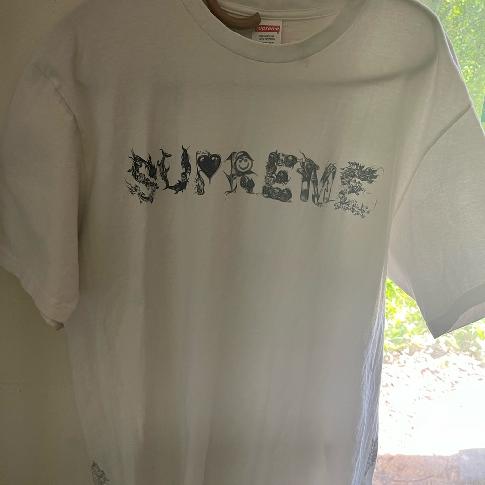 SUPREME TEE VERY SLIGHTLY WORN SIZE LARGE